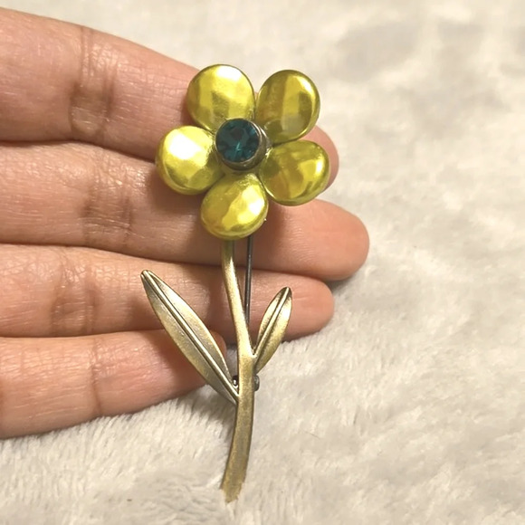 #471 Gold tone yellow flower brooch - Picture 3 of 5